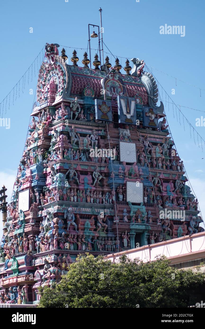 Chennai, India - 6 febbraio 2020: Vista del tempio di Sri Parthasarathy contro il cielo blu il 6 febbraio 2020 a Chennai, India Foto Stock