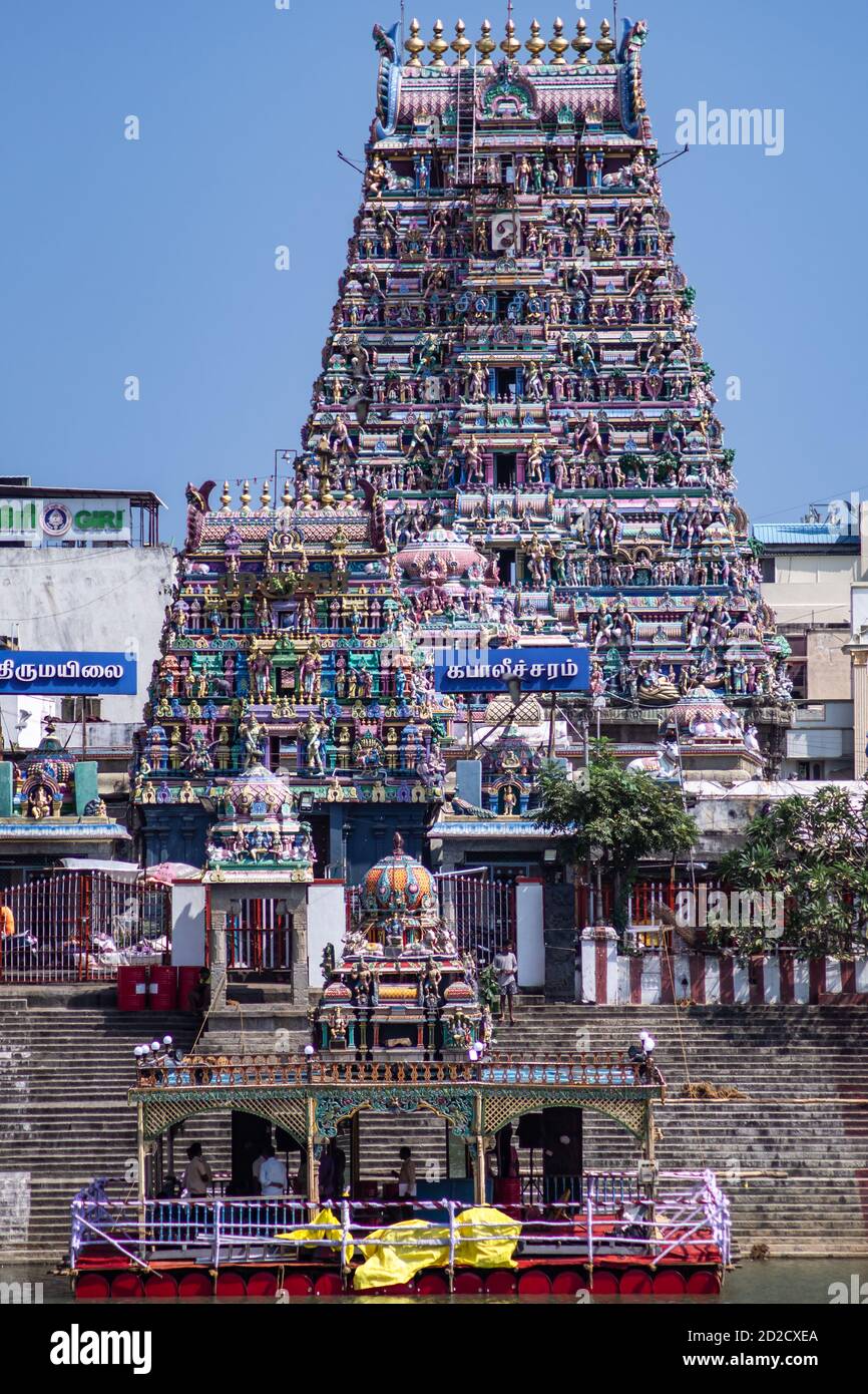 Chennai, India - 8 febbraio 2020: Vista del tempio di Kapaleeshwarar dall'altra parte dello stagno di Koil Kulam l'8 febbraio 2020 a Chennai, India Foto Stock
