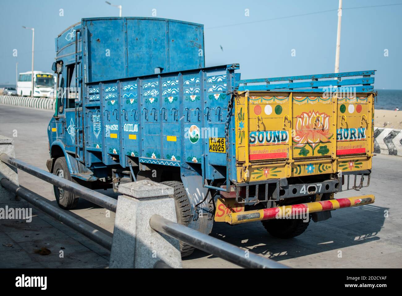 Chennai, India - 8 febbraio 2020: Un camion colorato blu e giallo parcheggiato presso la spiaggia l'8 febbraio 2020 a Chennai, India Foto Stock