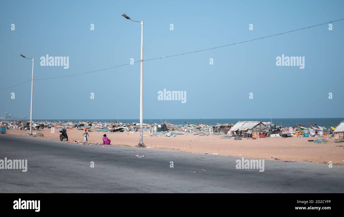 Chennai, India - 8 febbraio 2020: Vista di Chennai Beach, la gente locale e i detriti sulla terra l'8 febbraio 2020 a Chennai, India Foto Stock