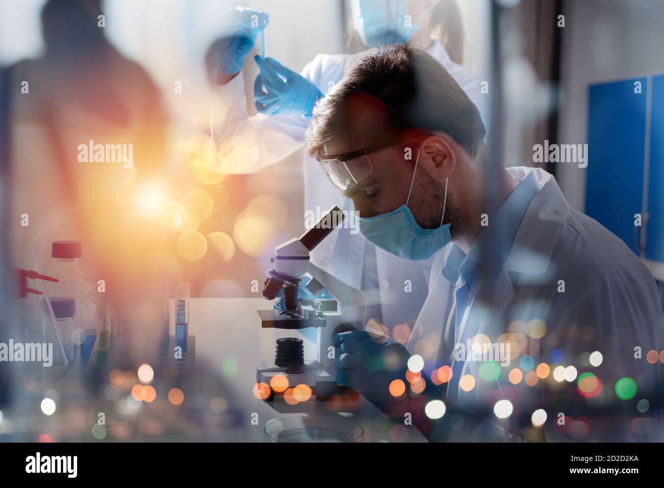 Il medico in laboratorio analizza i campioni al microscopio. Concetto di trattamento farmaceutico. Foto Stock