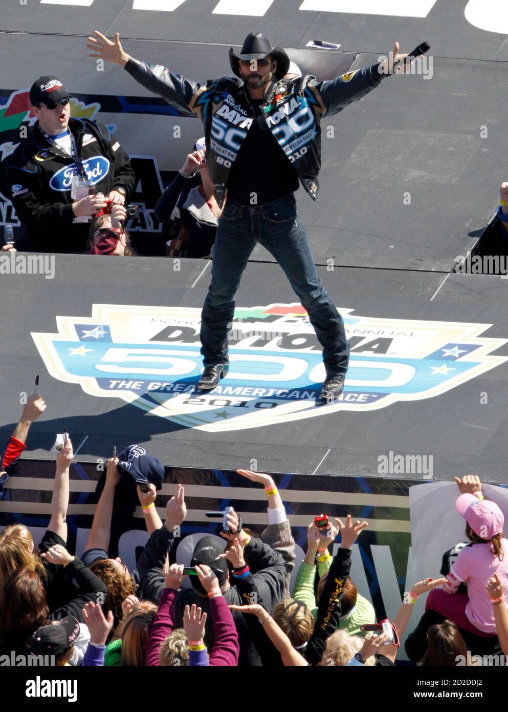 Il cantante di musica country Tim McGraw suona prima dell'inizio della gara NASCAR Sprint Cup Series Daytona 500 al Daytona International Speedway di Daytona Beach, Florida, 14 febbraio 2010. REUTERS/Pierre Ducharme (STATI UNITI - Tag: SPORT MOTOR RACING ENTERTAINMENT) Foto Stock