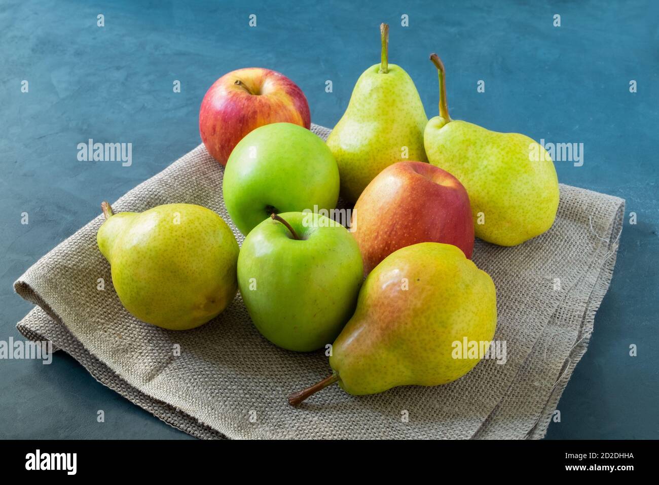 Alcune mele e pere giacciono su una semplice grossolana tovagliolo Foto Stock