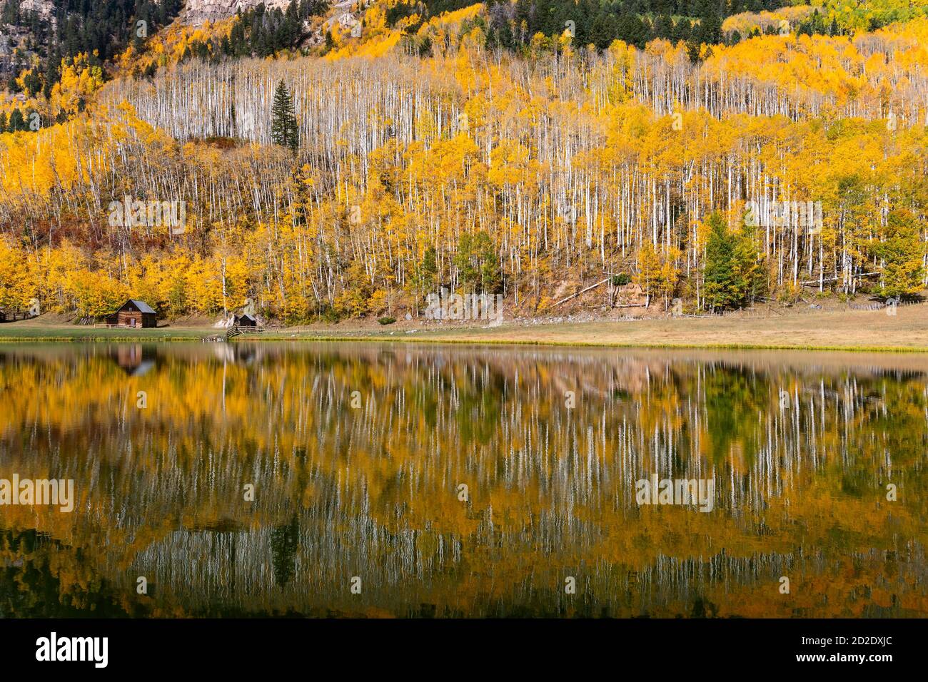Lago di montagna con gli alberi di aspen e paesaggio panoramico autunno riflessione vicino Durango, Colorado Foto Stock