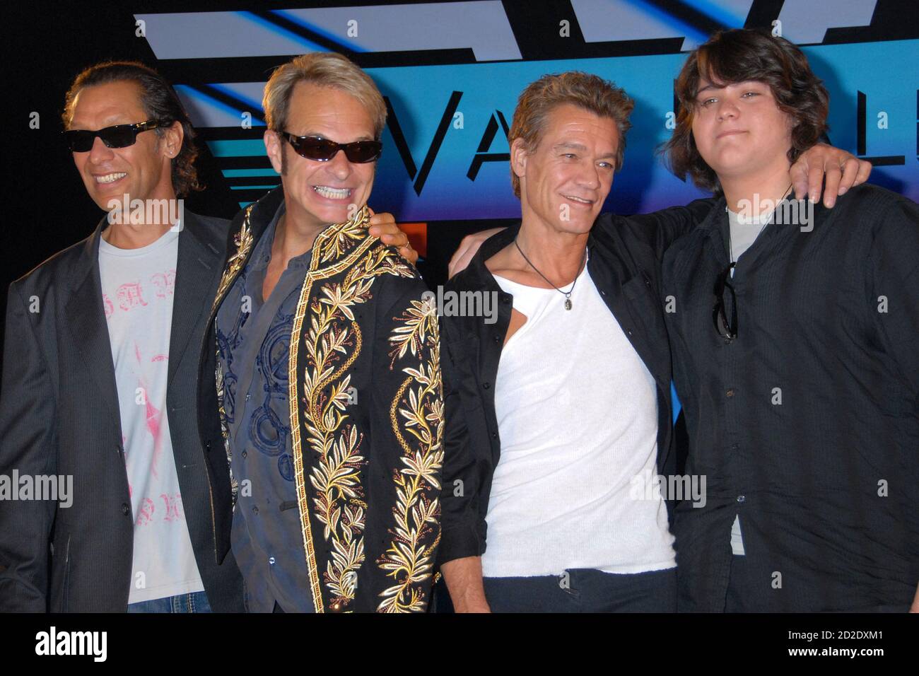 06 ottobre 2020 - Eddie Van Halen, chitarrista leggendario della Hall of Fame e co-fondatore di Van Halen -- è morto dopo una lunga battaglia con il cancro alla gola all'età di 65 anni. File Foto: 13 Agosto 2007 - Beverly Hills, California - Alex Van Halen, David Lee Roth, Eddie Van Halen e il figlio Wolfgang Van Halen. Van Halen e David Lee Roth annunciano il tour in Nord America al Four Seasons Hotel. Photo credit: Byron Purvis/AdMedia/MediaPunch Foto Stock