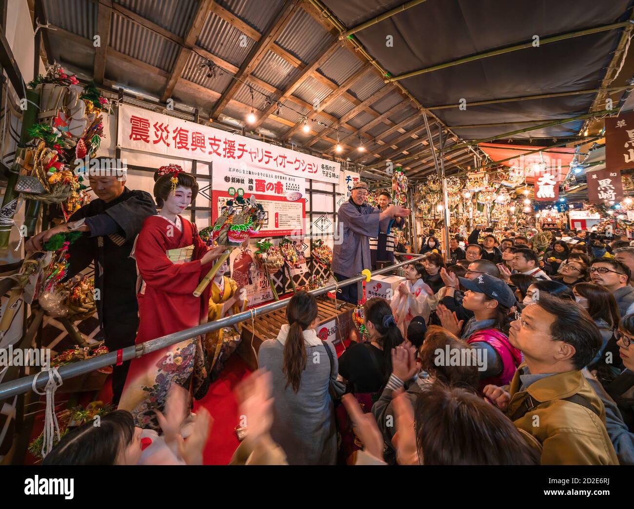 asakusa, giappone - novembre 08 2019: Donne giapponesi in kimono che fanno una lotteria con la folla di Tori-no-Ichi Fiera per un'asta di beneficenza per il terremoto Foto Stock