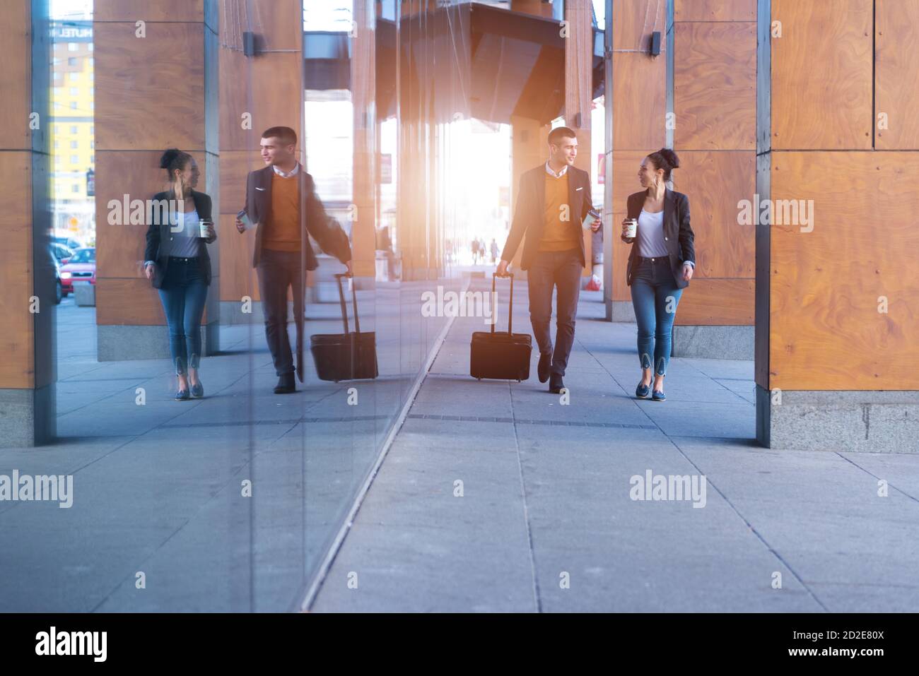 Ritratto uomini e donne uomini d'affari fuori ufficio. Concetto di riunione. Persone a piedi e bere caffè, andando in ufficio. Foto Stock