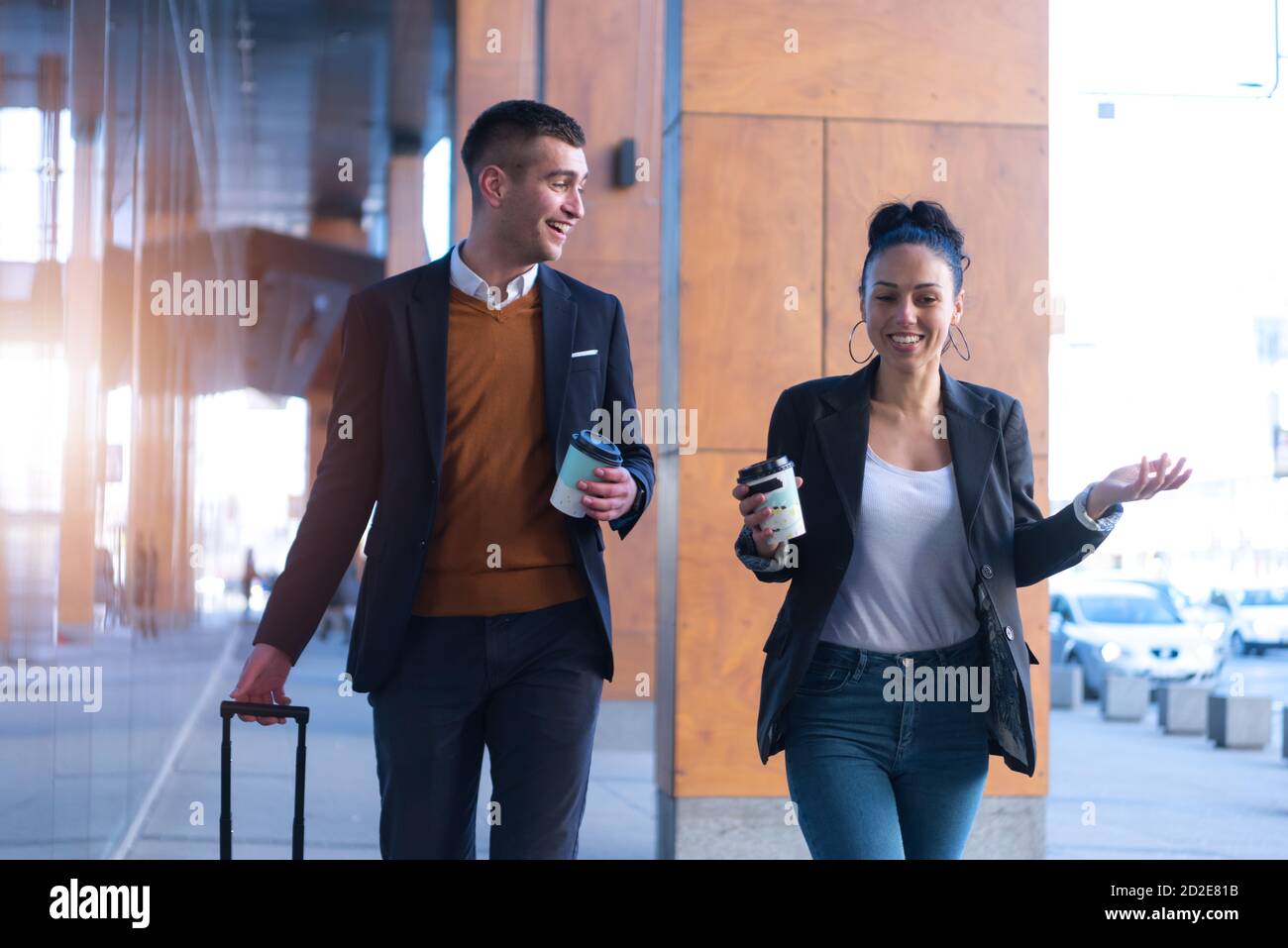 Ritratto uomini e donne uomini d'affari fuori ufficio. Concetto di riunione. Persone a piedi e bere caffè, andando in ufficio. Foto Stock