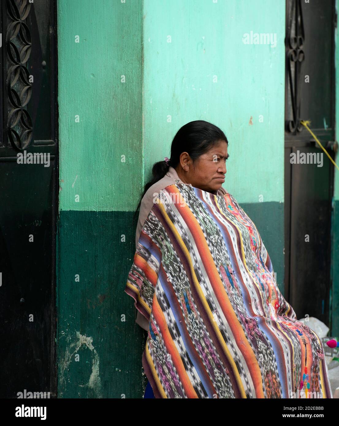 Una donna indigena Kiche Maya in un vestito colorato e tradizionale. Santa Cruz del Quiché, Guatemala. Foto Stock