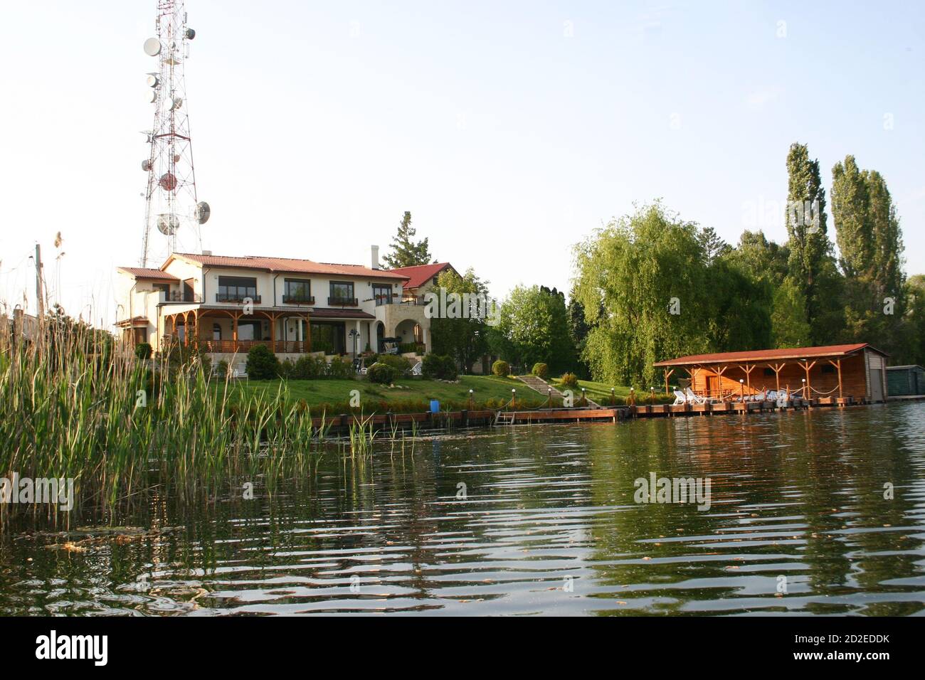 Grande e moderna proprietà sul Lago Snagov, Romania Foto Stock