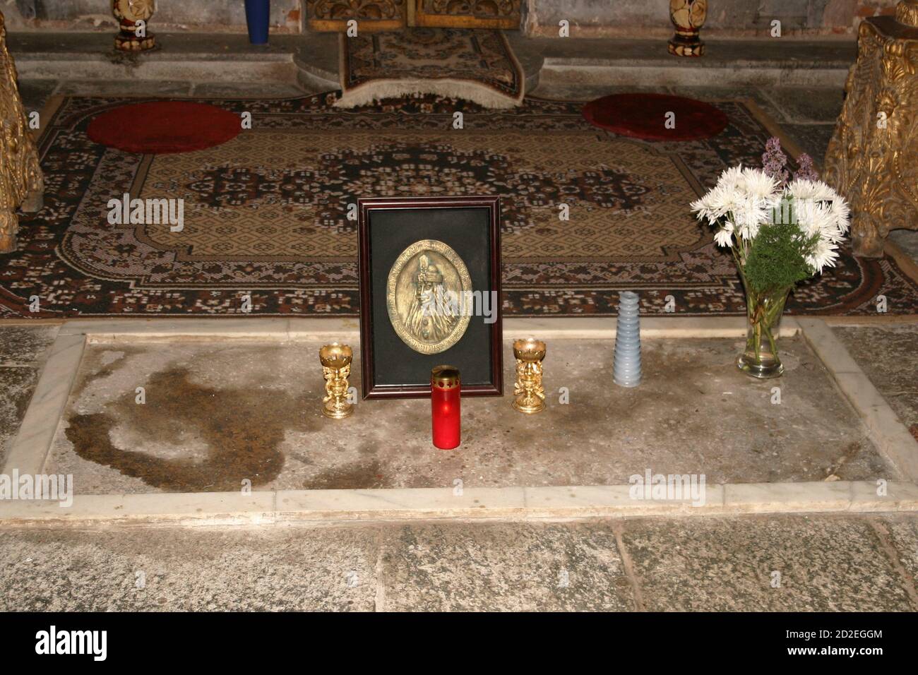 Monastero di Snagov, Contea di Ilfov, Romania. La supposta tomba di Vlad l'Impalatore nella chiesa medievale. Foto Stock