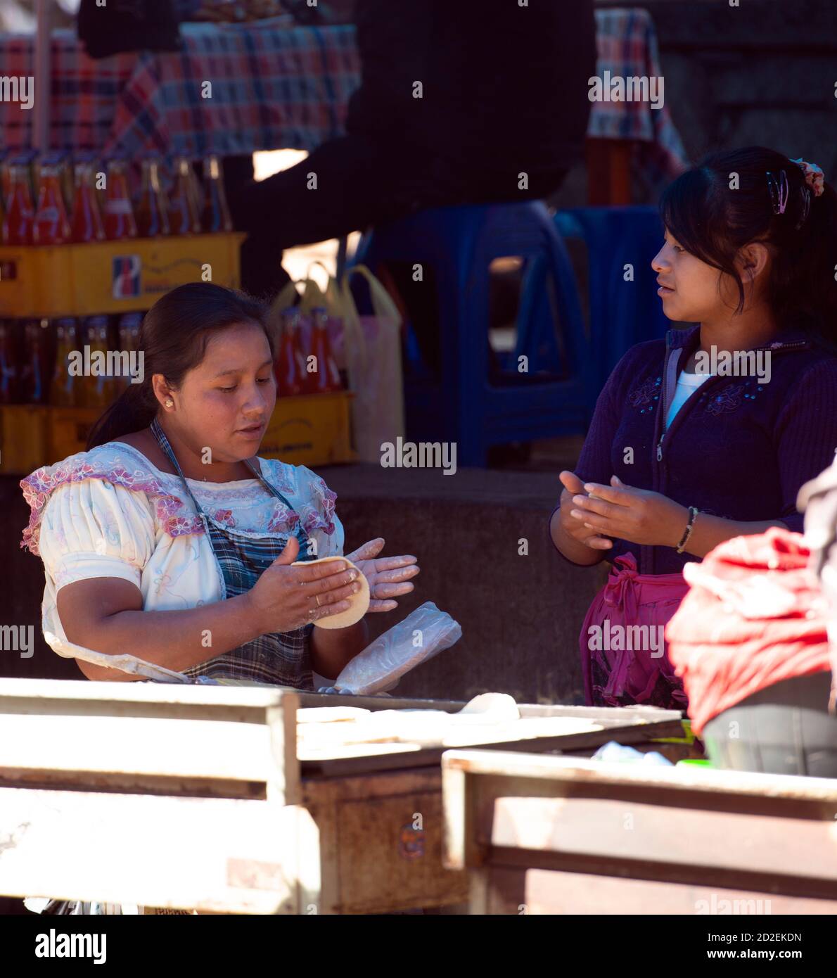 Una donna indigena Kiche Maya che fa e vende tortillas al mercato di Santa Cruz del Quiché, Guatemala. Foto Stock