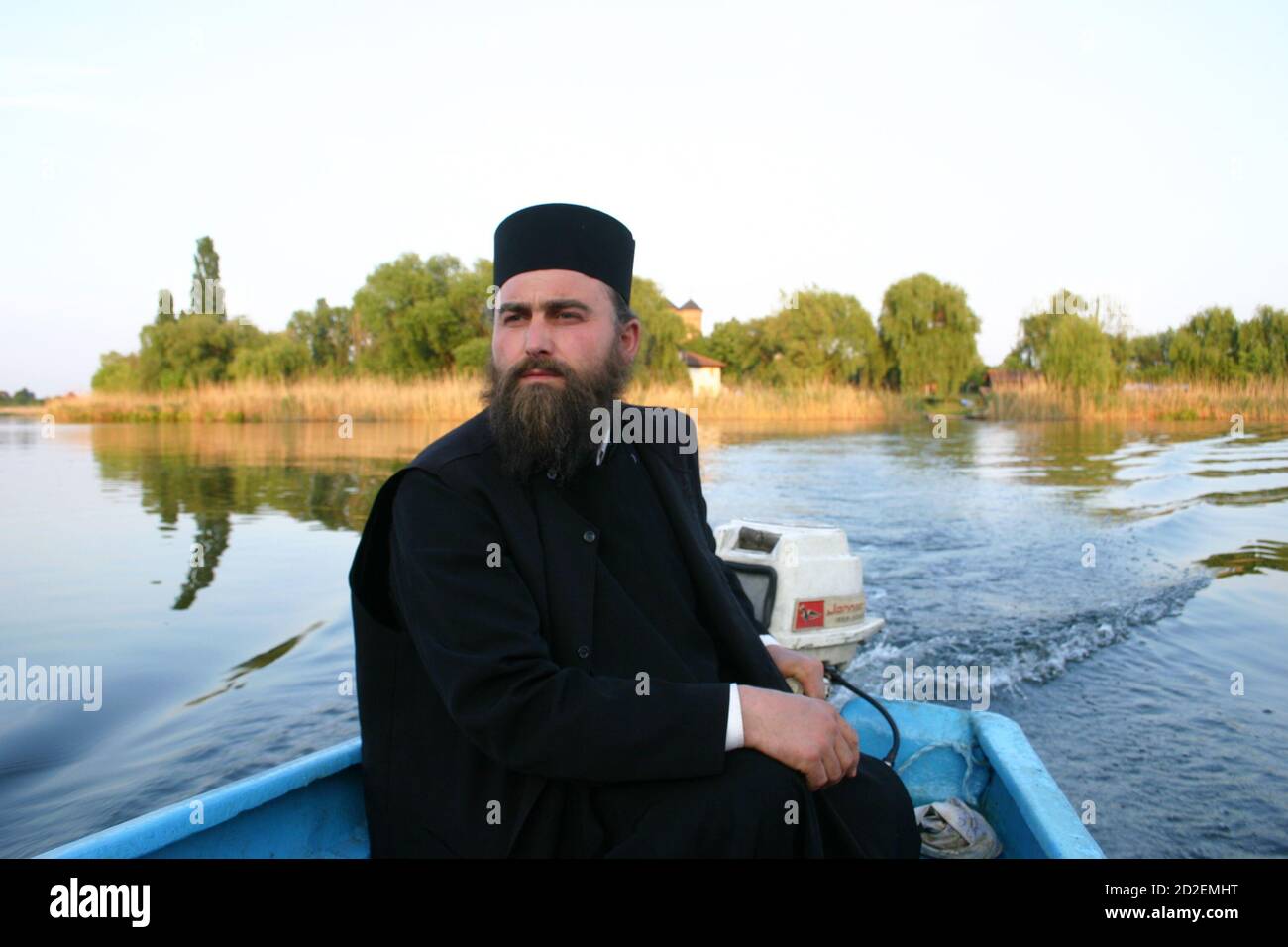 Monastero di Snagov, Romania, 2006. Varahil Banateanu si trova a Varahil, con una barca a motore, per viaggiare tra il monastero sull'isola e il villaggio. Foto Stock