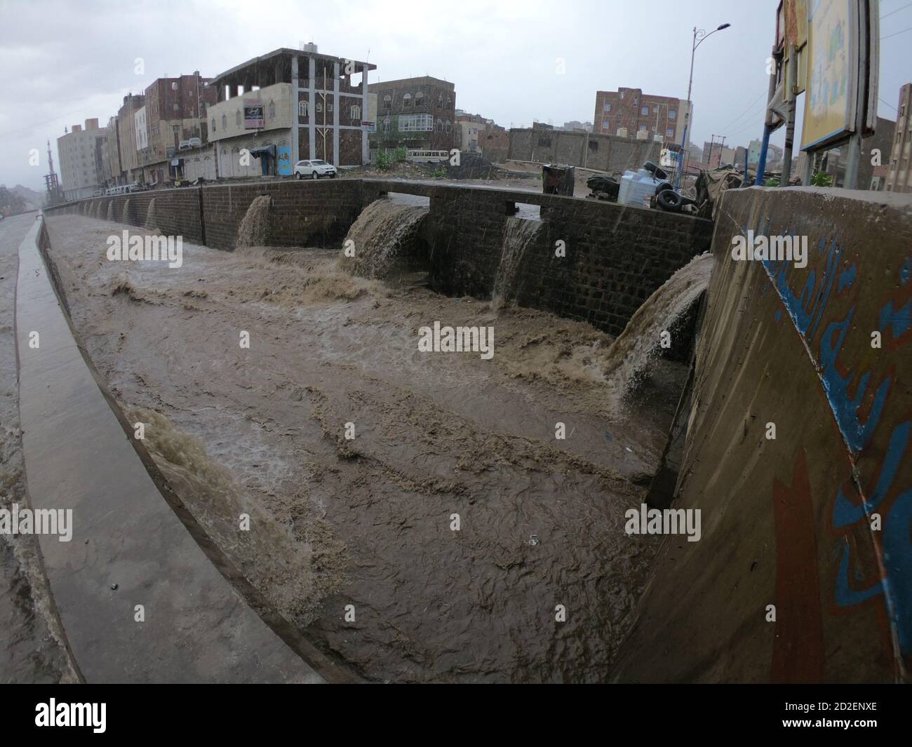 Taiz / Yemen - 01 Feb 2018 : piogge pesanti e torrenti torrenziali nella città di Taiz, Yemen Foto Stock
