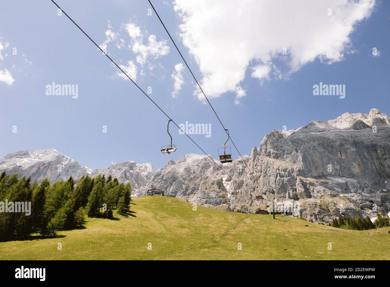 Seggiovia abbandonata che porta ad un rifugio nelle Alpi Italiane, le Dolomiti, vicino ad Agordo, Belluno Foto Stock