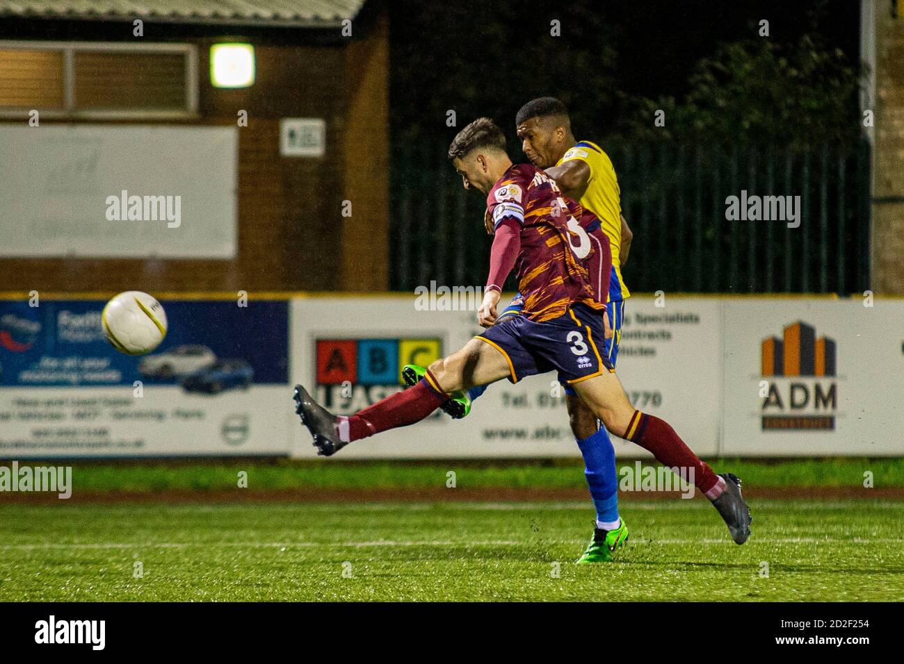 Barry, Galles, Regno Unito. 6 Ott 2020. Kyle McCarthy di Cardiff ha incontrato blocchi un colpo da Curtis Hutson di Barry Town Barry Town United contro Cardiff si è incontrato a Jenner Foto Stock