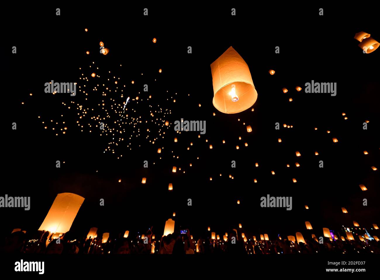 Floating lanterne sul cielo in Loy Krathong Festival o Yeepeng Festival , tradizionale cerimonia buddista Lanna a Chiang mai, Thailandia Foto Stock