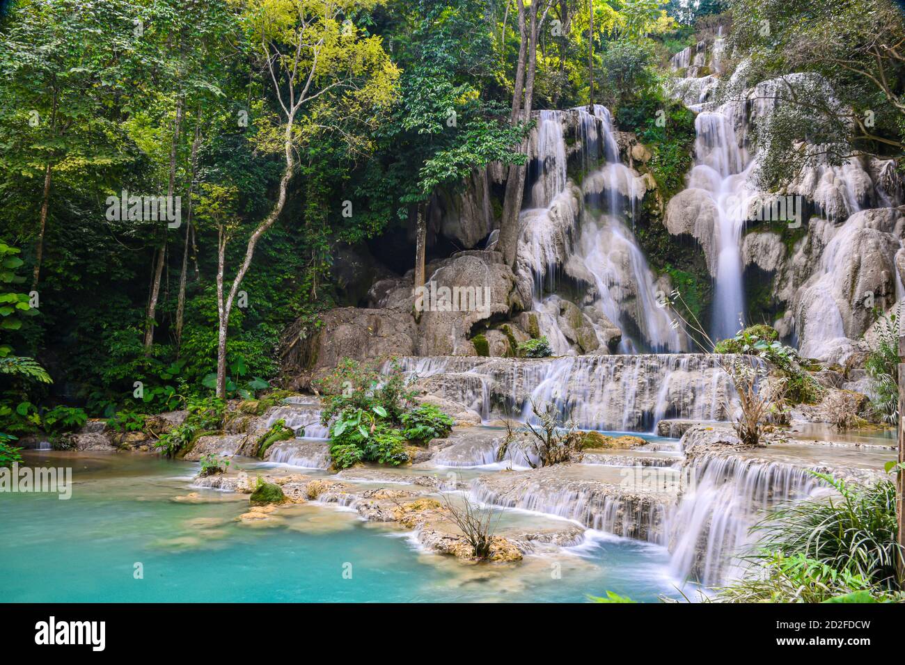 TAT Kuang si o la cascata Kuangsi a Luang Prabang, Laos, una delle attrazioni turistiche più visitate del Laos Foto Stock