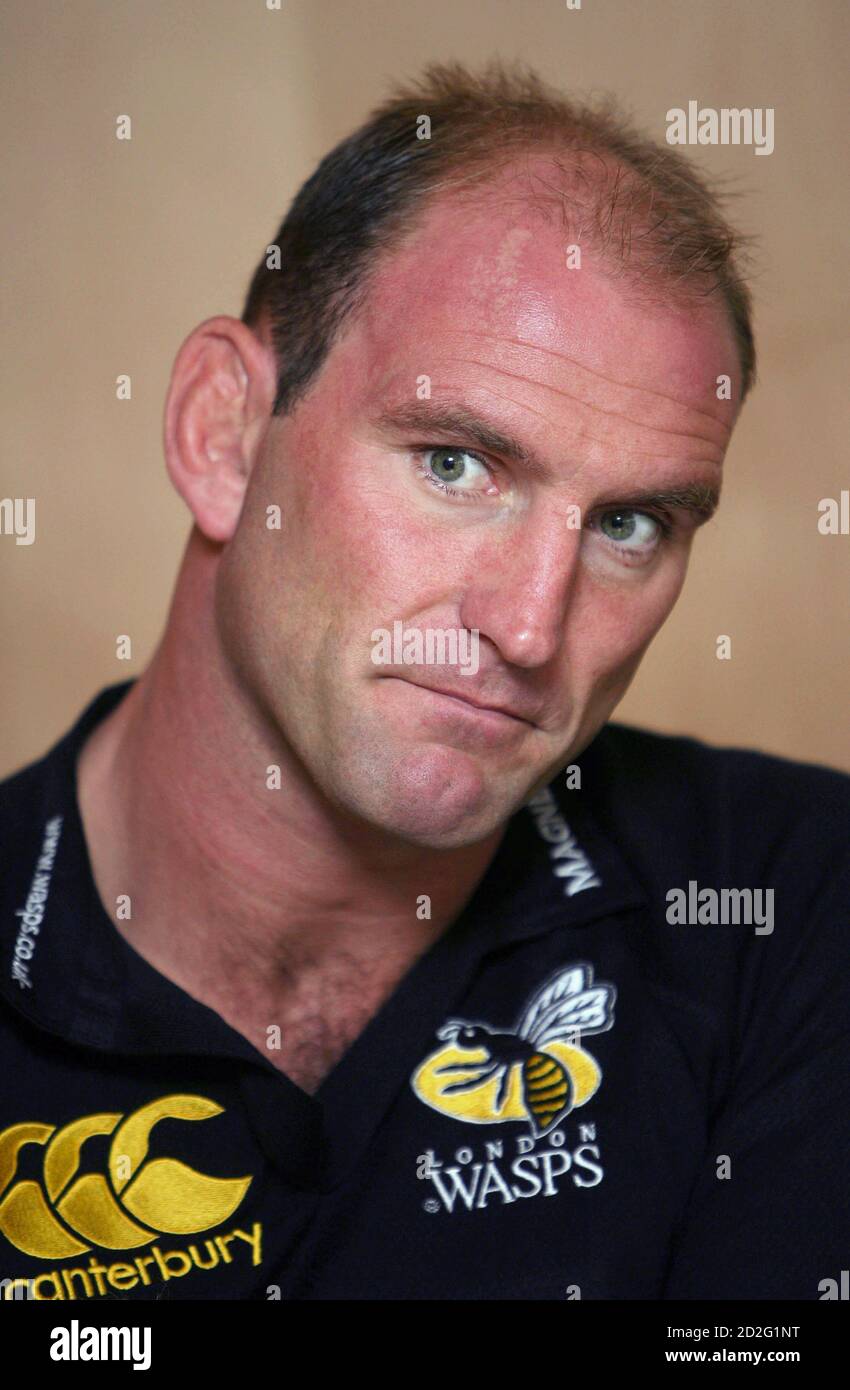 Il capitano dei Wasps di Londra Lawrence Dallaglio parla ai media durante il lancio della stagione di rugby 2006-07 a Londra, 24 agosto 2006. REUTERS/Eddie Keogh (GRAN BRETAGNA) Foto Stock