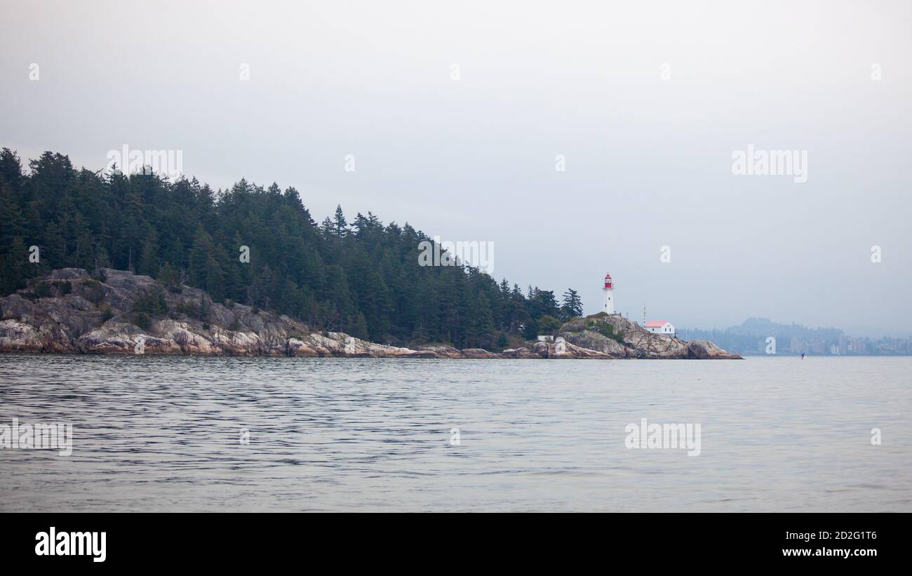 Vista dello storico Lighthouse Point Park a West Vancouver, al largo di Point Atkinson, British Columbia, Canada. Preso dall'acqua. Foto Stock