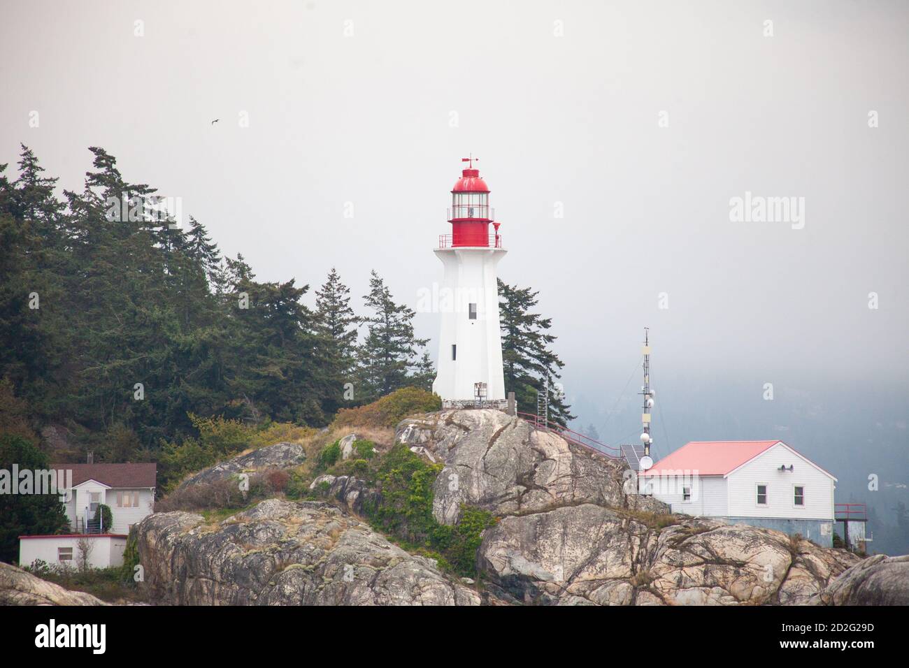 Un primo piano dello storico faro al Lighthouse Point Park a West Vancouver, al largo di Point Atkinson, British Columbia, Canada Foto Stock