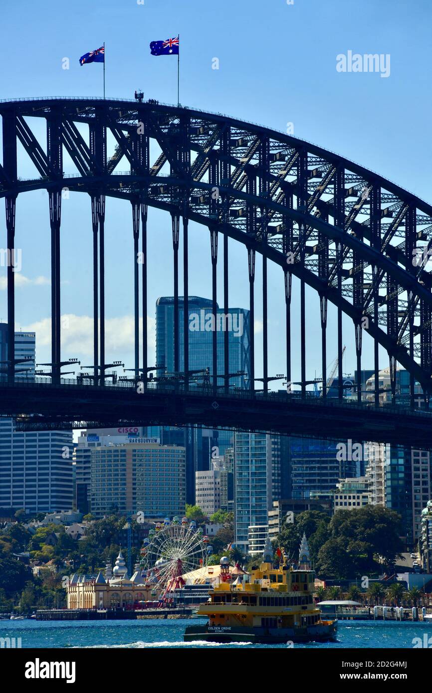 Una vista del Sydney Harbour Bridge e dello skyline A Nord Sydney visto dal litorale del porto Foto Stock