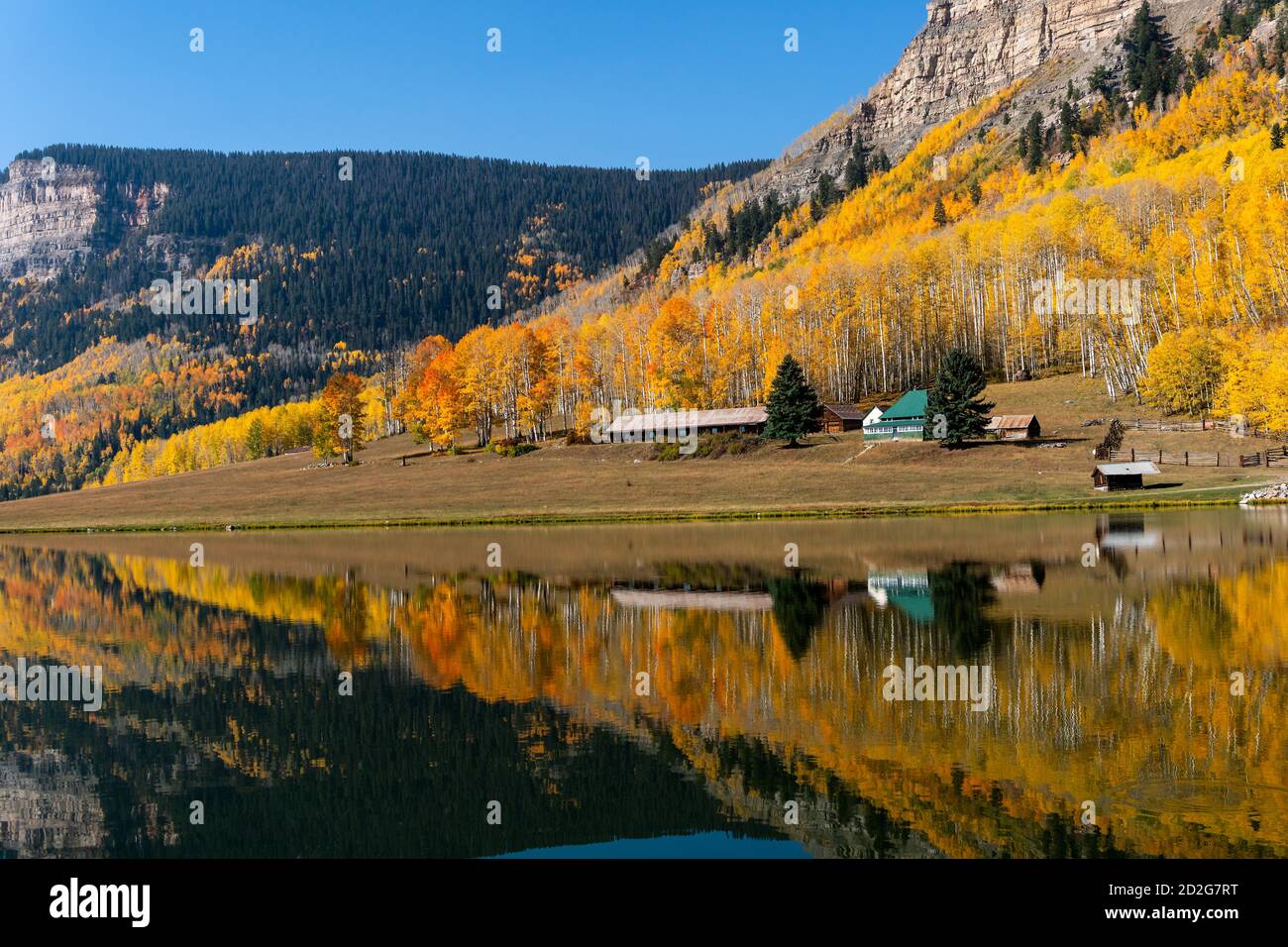 Una cabina riflette un paesaggio autunnale panoramico nelle acque di un tranquillo lago di montagna vicino a Durango, Colorado, Stati Uniti d'America Foto Stock