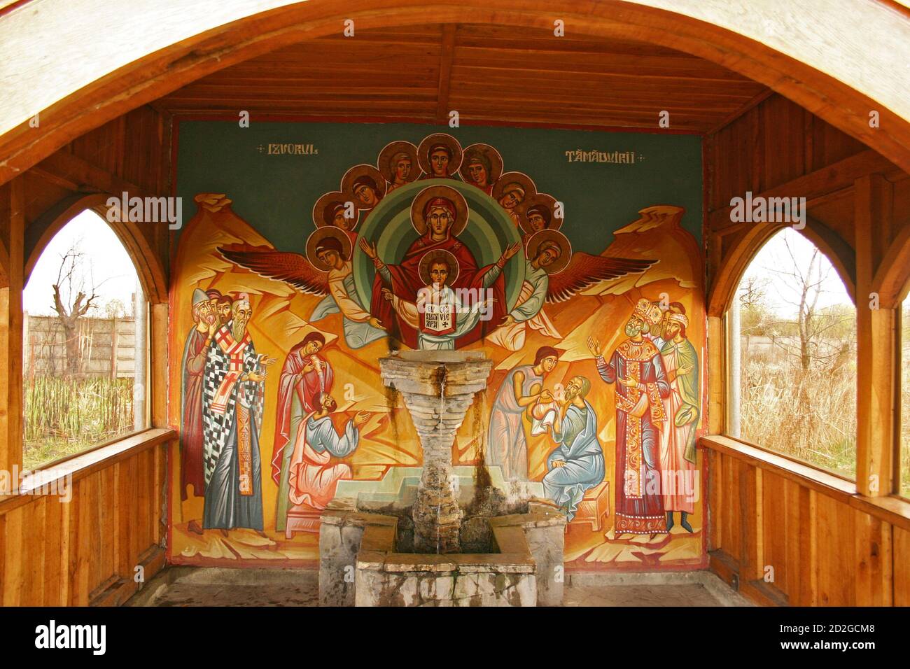Il Monastero Cristiano Ortodosso di Ghighiu nella Contea di Prahova, Romania. "Altro di Dio della sorgente che dà la vita" murale e la sorgente "Santa". Foto Stock