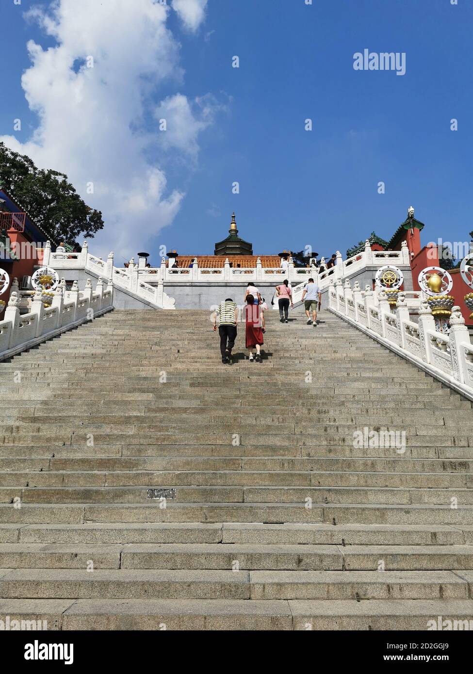 Pechino, Cina - 13 settembre 2020: I cittadini visitano un antico tempio nel parco di BaDaChu in una giornata di sole Foto Stock Pechino, Cina - 13 settembre 2020: I cittadini visitano un antico tempio nel parco di BaDaChu in una giornata di sole Foto Stock