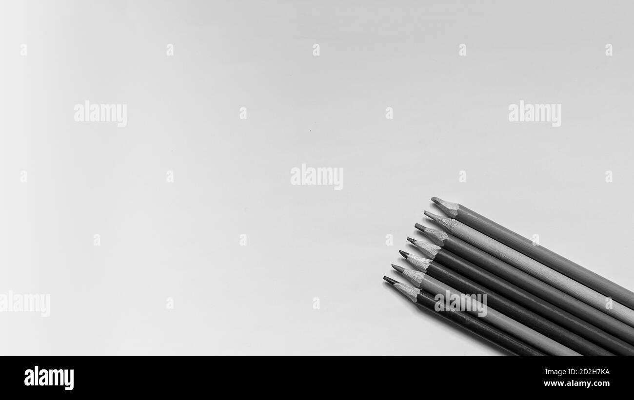 Matite colorate su sfondo bianco e nero Foto Stock