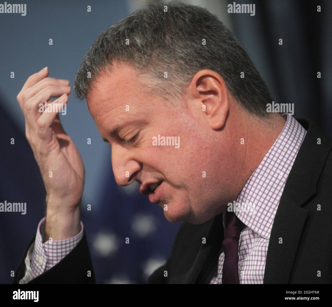 NEW YORK, NY - MARZO 18: Bill de Blasio, sindaco di New York, ha firmato cinque atti legislativi – Intro 600-A, 611-A e 619-A, in relazione alla maggiore trasparenza dei servizi dei veterani e all’aumento delle dimensioni del Comitato consultivo dei veterani; Intro 74-A, in relazione alla creazione di un processo formale per snellire la rimozione degli alberi abbattuti; E Intro 423-A, in relazione a diverse relazioni da Small Businesses Services e dall’Ufficio dei servizi contrattuali del Sindaco relative allo sviluppo di cooperative di lavoro il 18 marzo 2015 a New York City People: New York City Mayor Bill de Foto Stock