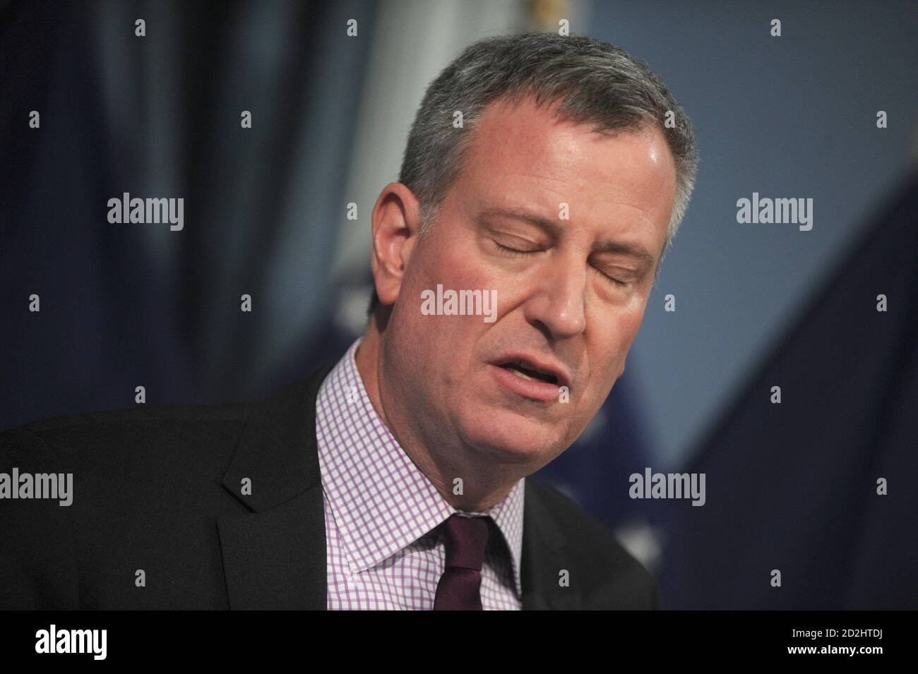 NEW YORK, NY - MARZO 18: Bill de Blasio, sindaco di New York, ha firmato cinque atti legislativi – Intro 600-A, 611-A e 619-A, in relazione alla maggiore trasparenza dei servizi dei veterani e all’aumento delle dimensioni del Comitato consultivo dei veterani; Intro 74-A, in relazione alla creazione di un processo formale per snellire la rimozione degli alberi abbattuti; E Intro 423-A, in relazione a diverse relazioni da Small Businesses Services e dall’Ufficio dei servizi contrattuali del Sindaco relative allo sviluppo di cooperative di lavoro il 18 marzo 2015 a New York City People: New York City Mayor Bill de Foto Stock