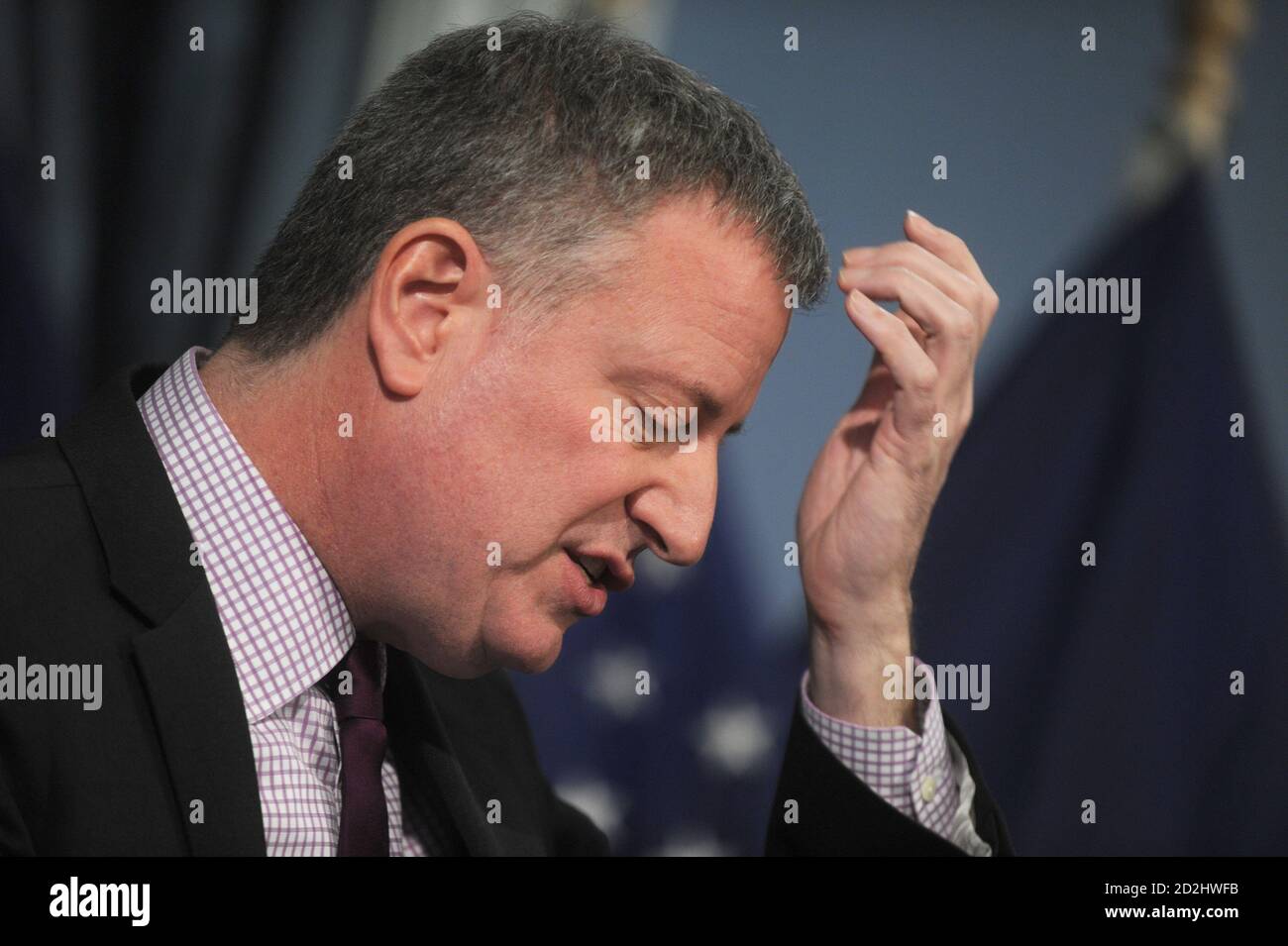 NEW YORK, NY - MARZO 18: Bill de Blasio, sindaco di New York, ha firmato cinque atti legislativi – Intro 600-A, 611-A e 619-A, in relazione alla maggiore trasparenza dei servizi dei veterani e all’aumento delle dimensioni del Comitato consultivo dei veterani; Intro 74-A, in relazione alla creazione di un processo formale per snellire la rimozione degli alberi abbattuti; E Intro 423-A, in relazione a diverse relazioni da Small Businesses Services e dall’Ufficio dei servizi contrattuali del Sindaco relative allo sviluppo di cooperative di lavoro il 18 marzo 2015 a New York City People: New York City Mayor Bill de Foto Stock