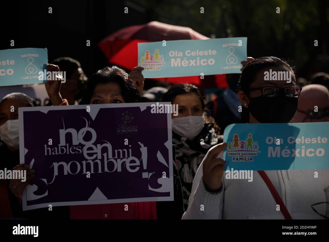 Città del Messico, Messico. 06 ottobre 2020. I manifestanti del fronte Nazionale per la Famiglia prendono parte a una protesta contro la legalizzazione dell'aborto nel paese, fuori dal Senato del Messico, mentre i senatori discutono la modifica di una legge per la depenalizzazione o meno dell'aborto a Città del Messico, Messico. (Foto di Eyepix Group/Pacific Press) Credit: Pacific Press Media Production Corp./Alamy Live News Foto Stock