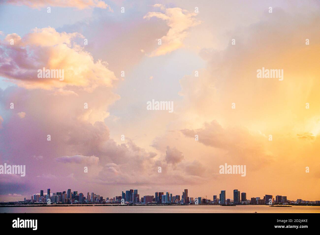 Miami Florida, Biscayne Bay Water, skyline della città, nuvole cielo tempo tramonto, visitatori viaggio viaggio viaggio turismo turistico punto di riferimento cultura culto Foto Stock