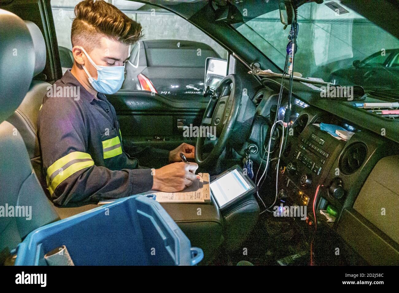 Miami Beach Florida,AAA American Automobile Association Emergency Services,ispanico Latino etnia immigranti minoritari,maschio,Covid-19 co Foto Stock