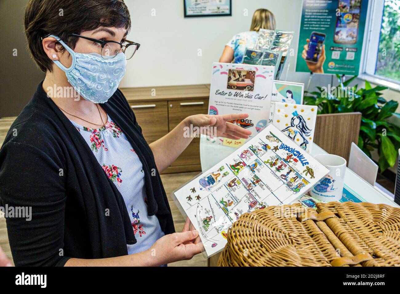 Brooksville Florida, centro visitatori, Covid-19 coronavirus Pandemic malattia infettiva malattia salute biologica crisi, indossa maschera facciale f Foto Stock