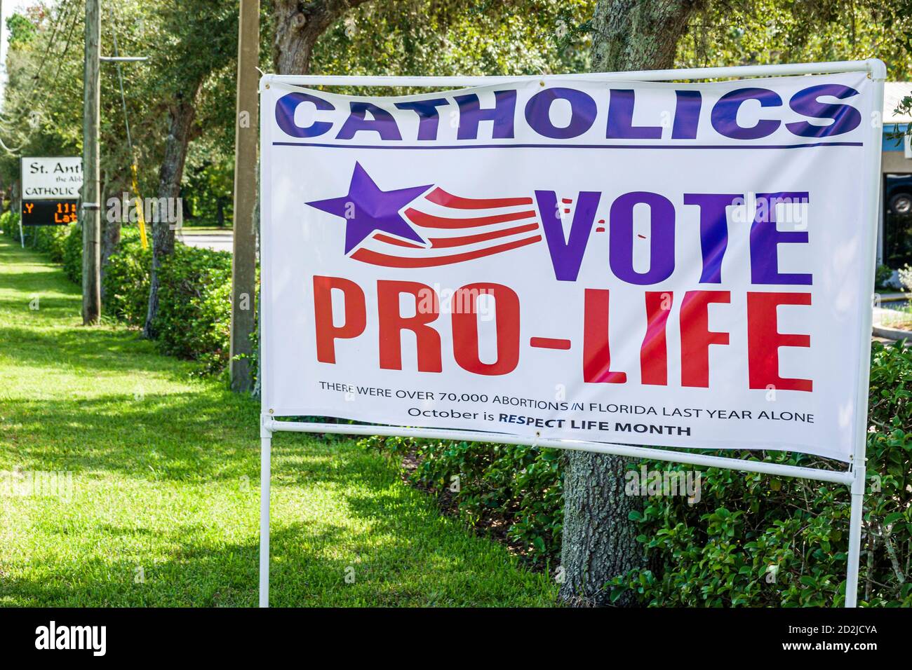 Brooksville, Florida, St. Chiesa cattolica di Sant'Antonio,campagna elettorale presidenziale del 2020,banner,pro-vita,anti-aborto,religione politica religiosa,id Foto Stock