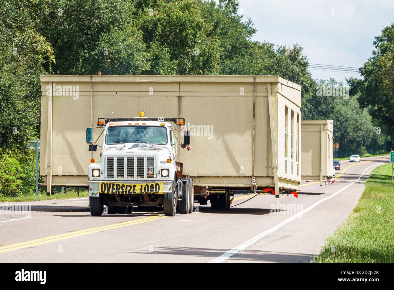 Florida,Mabel,state Road Route 50,strada a due corsie,oversize oversize oversize load,camion che trasportano case prefabbricate casa residenza, visitatore Foto Stock