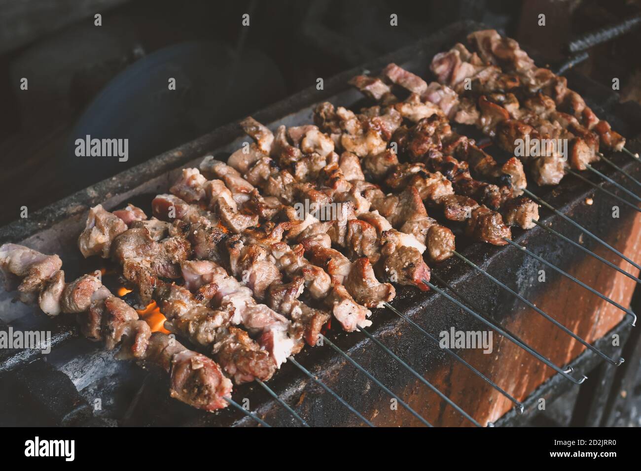 Grigliate Sate Klatak su grill al carbone. Il klathak di Sate è un piatto di satay di capra o di satay di mutton, originario di Yogyakarta, Indonesia. Foto Stock