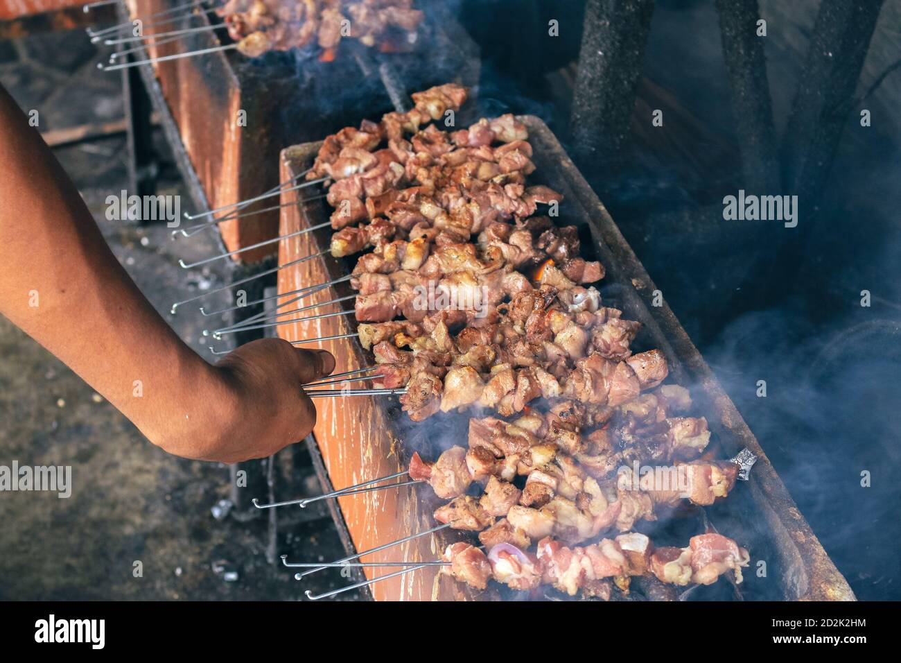 Grigliate Sate Klatak su grill al carbone. Il klathak di Sate è un piatto di satay di capra o di satay di mutton, originario di Yogyakarta, Indonesia. Foto Stock