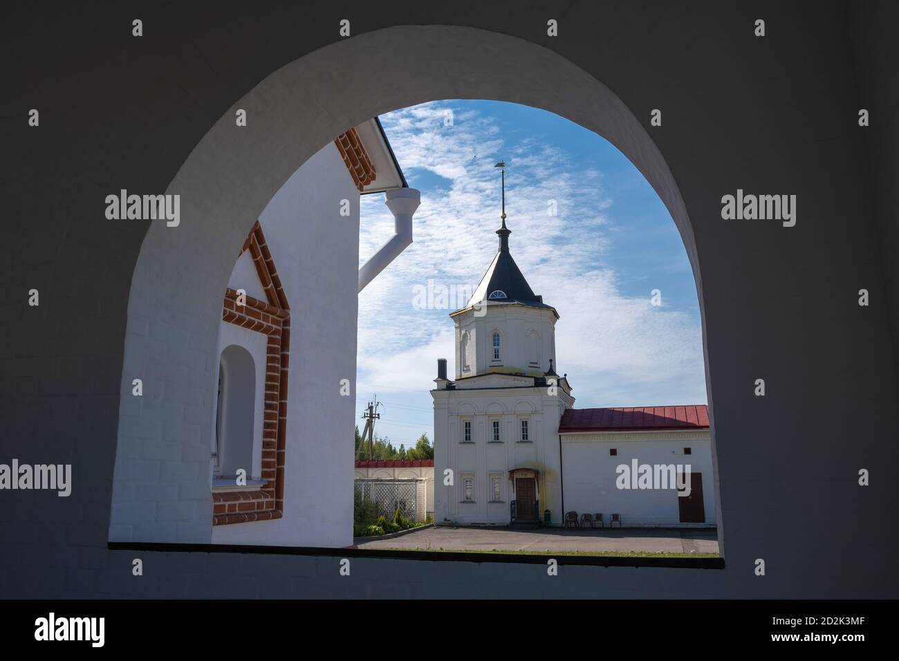 Vista dal portico della Cattedrale di San Sergio di Radonezh nel monastero di Trinity-Sergius Varnitsky, Rostov Veliky, Yaroslavl Regione, Russia. Foto Stock