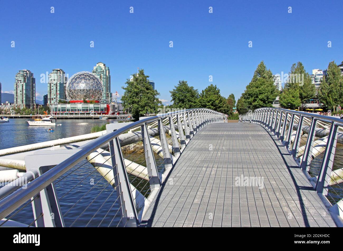 Olympic Village Canoe Bridge a Vancouver, British Columbia. La strada principale Science World cupola sullo sfondo. Foto Stock