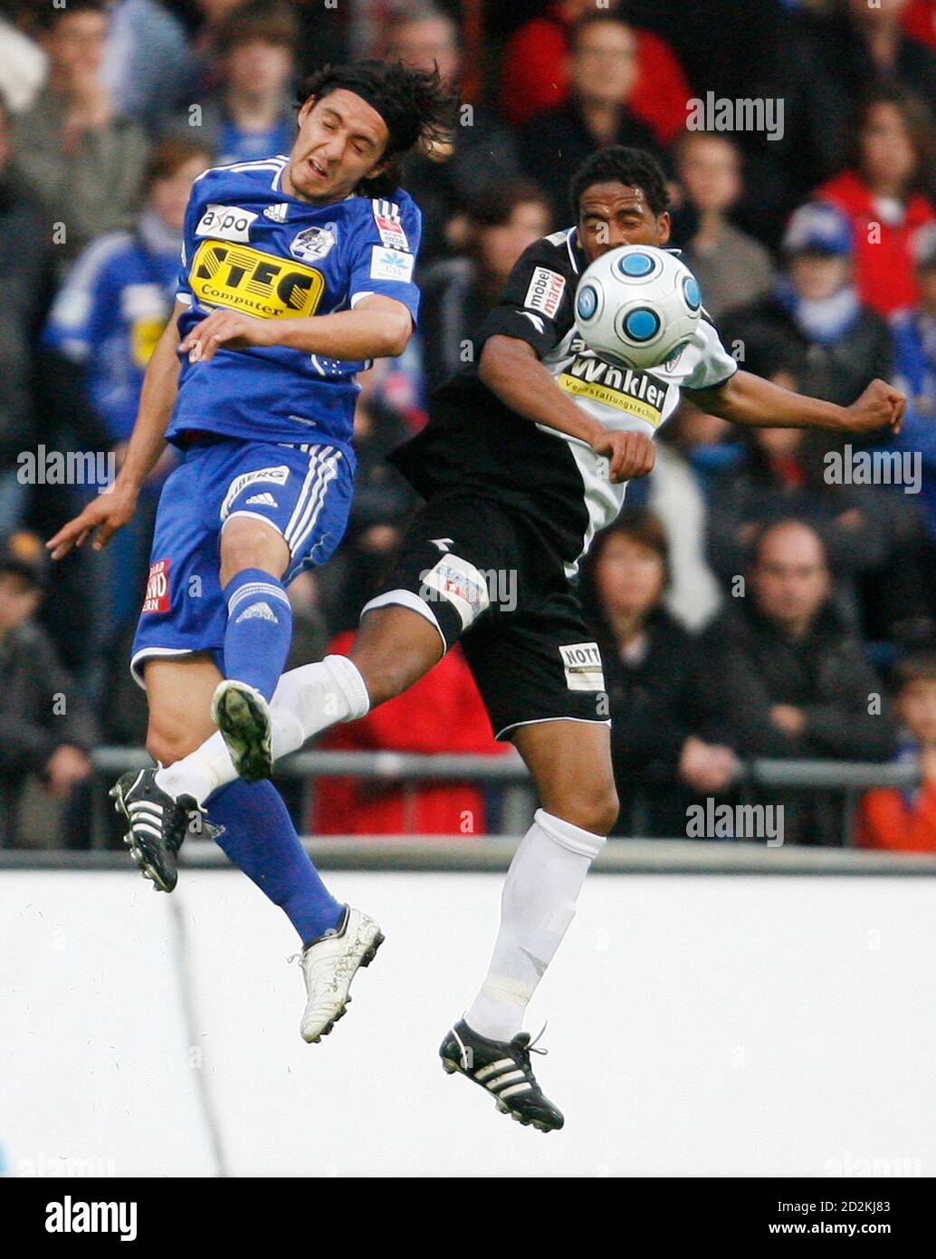 Nelson Ferreira (L) del FC Luzern combatte per la palla contro Paulinho  Menezes del FC Aarau durante la partita di calcio della Swiss Super League  a Lucerna il 2 maggio 2009. REUTERS/Michael