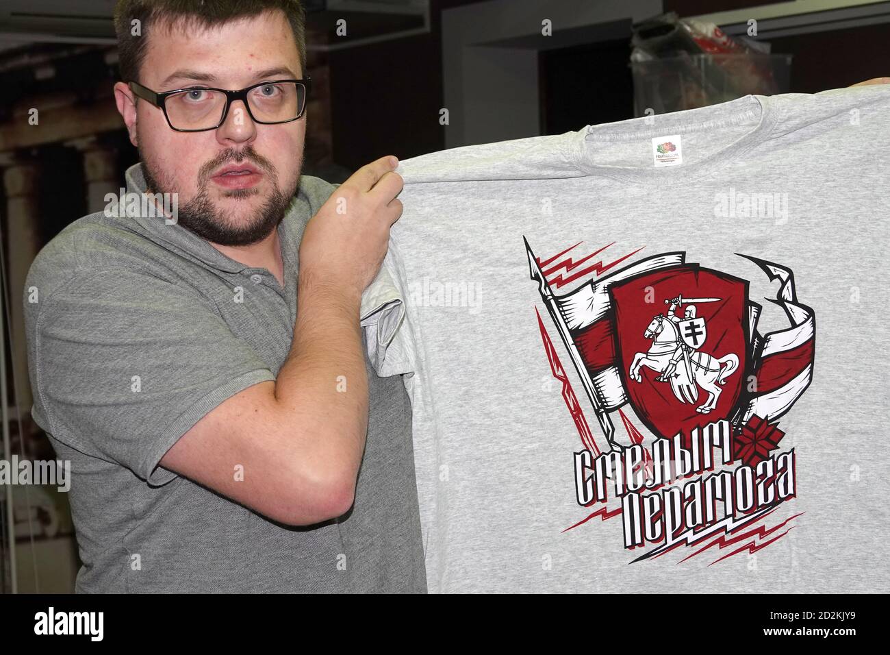 Minsk, Bielorussia. 15 settembre 2020. Pavel Belous sta tenendo una T-shirt con il vecchio stemma bielorusso, che porta l'iscrizione 'il coraggioso vince'. (A dpa: 'Una rivoluzione in bianco, rosso e bianco') credito: Ulf Maude/dpa/Alamy Live News Foto Stock