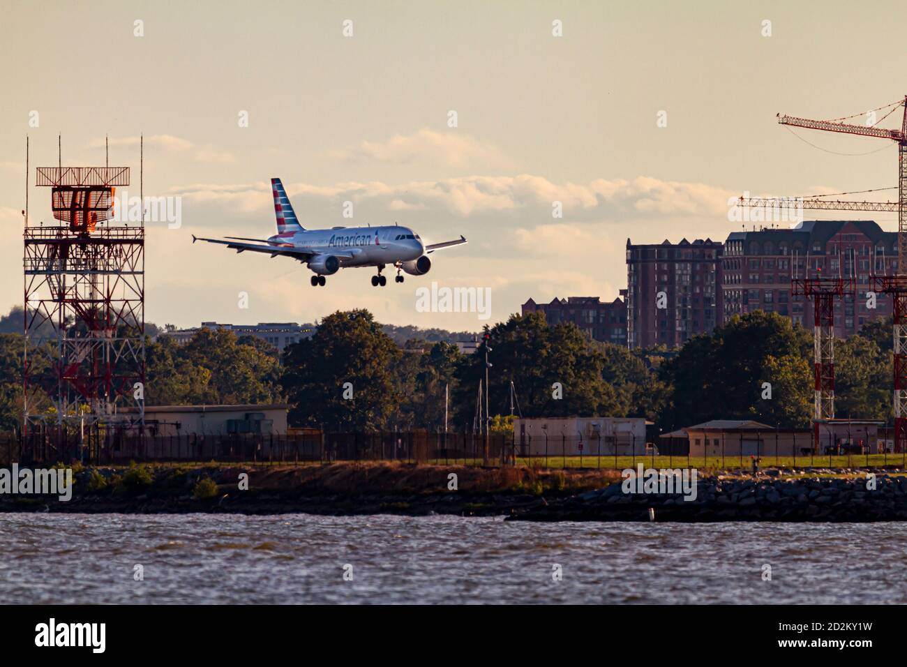 Washington DC, USA 10/03/2020: Un aereo Airbus A321 di American Airlines sta atterrando per atterrare sull'aeroporto nazionale Ronald Reagan. Passa Foto Stock
