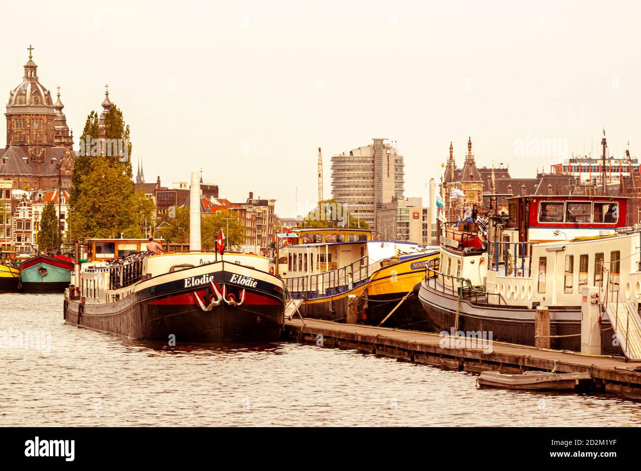 Amsterdam, Paesi Bassi 05/15/2010: Vista della regione portuale di Amsterdam con varie navi ormeggiate. Sullo sfondo, c'è lo skyline della città con Foto Stock