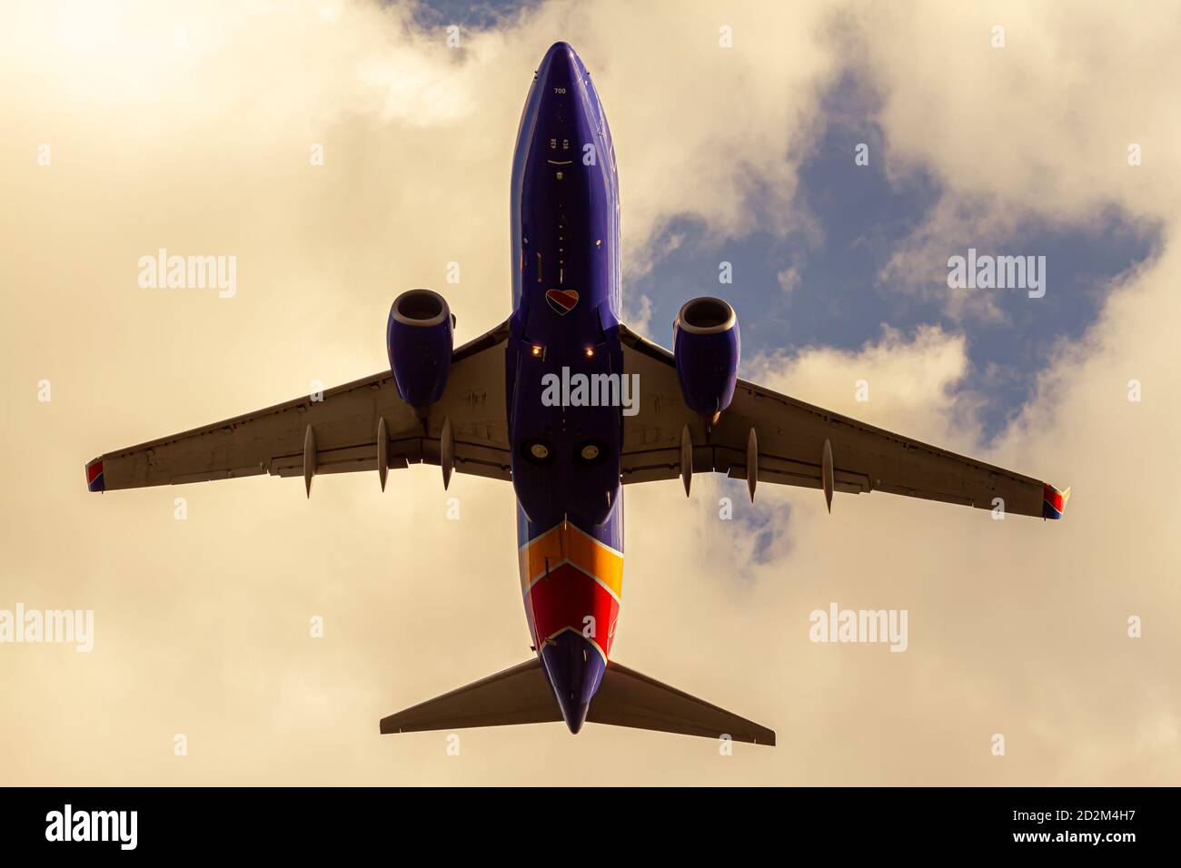Washington DC, USA 10/02/2020: Immagine sopra la testa di un aeromobile Southwest Airlines (Boeing 737) dopo il decollo da DCA . L'immagine presenta la parte inferiore Foto Stock