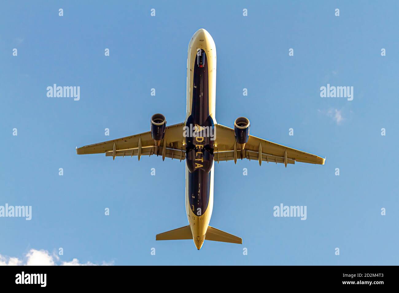 Washington DC, USA 10/02/2020: Immagine sopra la testa di un aeromobile Delta Airlines (Airbus A321) dopo il decollo dall'aeroporto di Reagan. L'immagine presenta il modulo und Foto Stock