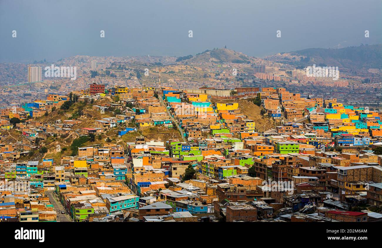 Case colorate sulle montagne di bogotà, questo è in Colombia. Bolivar o quartiere ciudad Bolivar a Bogotà Foto Stock